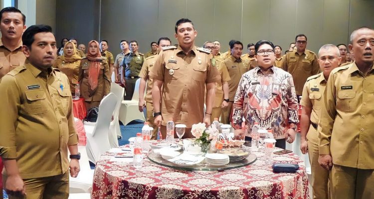 SEBANYAK 63 pimpinan perangkat daerah di lingkungan Pemko Medan, mulai dari inspektur sampai camat menandatangani Pernyataan Komitmen Pelaksanaan Budaya Kerja ASN BerAkhlak.(Foto:www.informasiterpercaya.com)