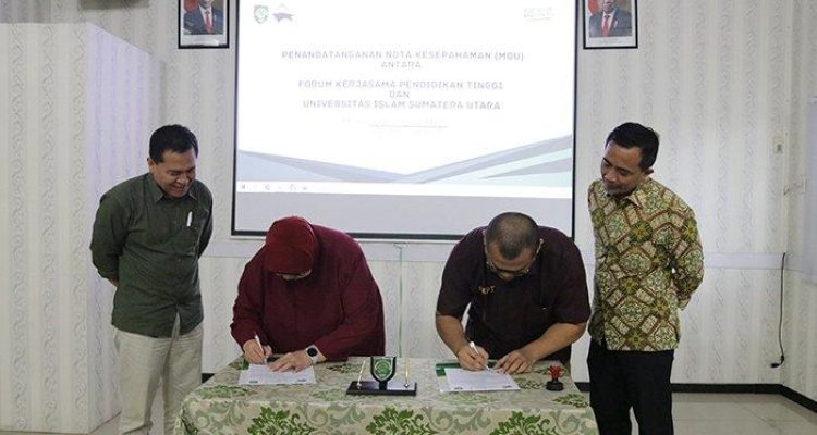 Rektor UISU Dr Safrida SE MSi dan Ketua Forum Kerjasama Pendidikan Tinggi (FKPT) Mesran MKom menandatangani MoU di ruang serbaguna Pusat Administrasi UISU Jalan SM Raja Medan.(Foto:www.informasiterpercaya.com)