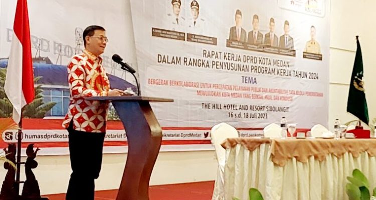 Ketua Dewan Perwakilan Rakyat Daerah (DPRD) Kota Medan, Hasyim SE saat memberikan kata sambutannya pada Raker DPRD Kota Medan di The Hill Hotel And Resort Sibolangit, 16 s/d 18 Juli 2023.(Foto:www.informasiterpercaya.com)