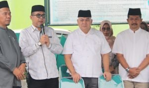Gubsu Edy Rahmayadi diwakili Kepala Dinas Pendidikan Asren Nasution dan Kepala Biro Kesejahteraan Rakyat Setda Provsu Muhammad Rahmadani Lubis menyerahkan dua ekor sapi kurban pada Civitas Universitas Al Wasliyah (Univa) Medan, Jalan Sisingamangaraja, Medan, Sabtu (1/7).(Foto:www.informasiterpercaya.com) Gubsu Edy Rahmayadi diwakili Kepala Dinas Pendidikan Asren Nasution dan Kepala Biro Kesejahteraan Rakyat Setda Provsu Muhammad Rahmadani Lubis menyerahkan dua ekor sapi kurban pada Civitas Universitas Al Wasliyah (Univa) Medan, Jalan Sisingamangaraja, Medan, Sabtu (1/7).(Foto:www.informasiterpercaya.com)
