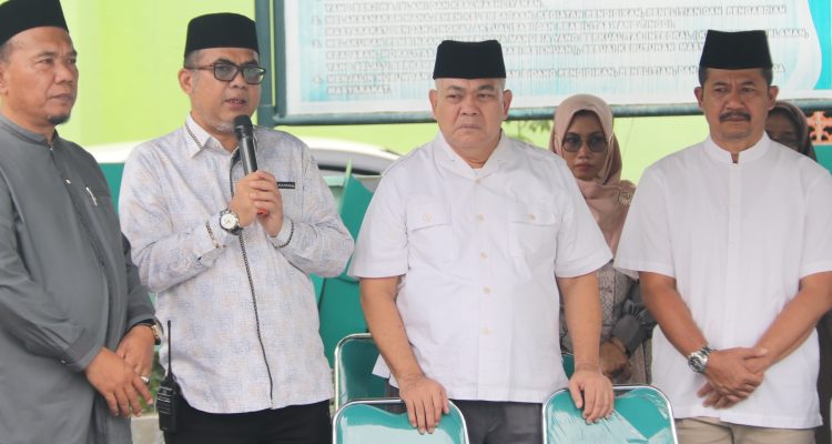 Gubsu Edy Rahmayadi diwakili Kepala Dinas Pendidikan Asren Nasution dan Kepala Biro Kesejahteraan Rakyat Setda Provsu Muhammad Rahmadani Lubis menyerahkan dua ekor sapi kurban pada Civitas Universitas Al Wasliyah (Univa) Medan, Jalan Sisingamangaraja, Medan, Sabtu (1/7).(Foto:www.informasiterpercaya.com)