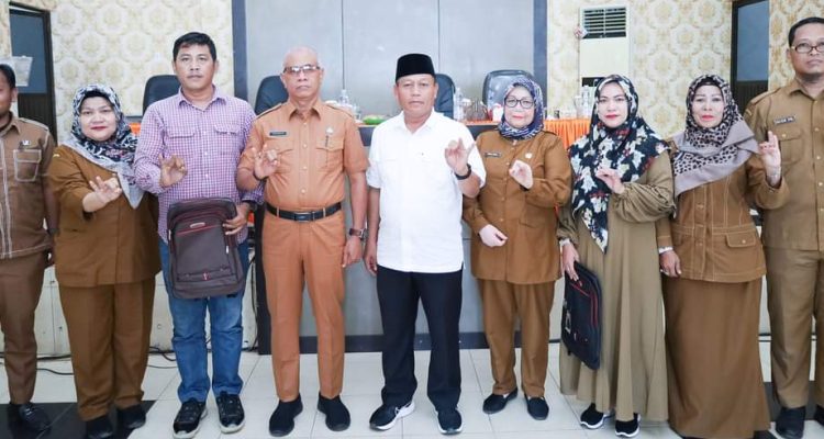 Waris Tholib didampingi kadisdik Tanjung Balai bersama perwakilan peserta pelatihan.(Foto:www.informasiterpercaya.com)