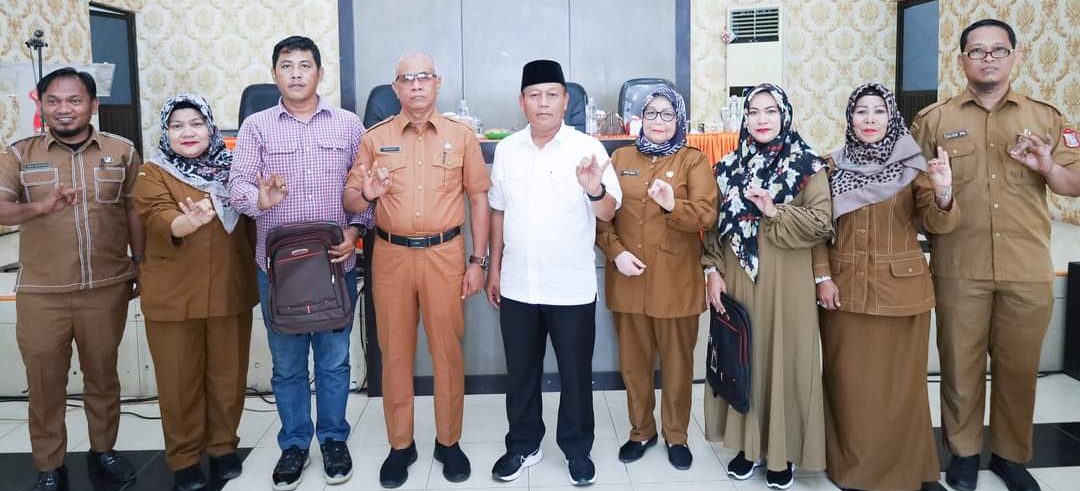 Waris Tholib didampingi kadisdik Tanjung Balai bersama perwakilan peserta pelatihan.(Foto:www.informasiterpercaya.com)