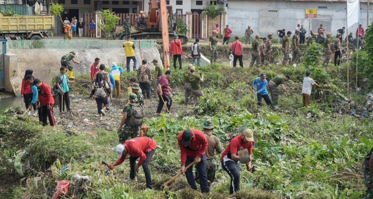 Wali Kota Medan Bobby Nasution memimpin gotong royong Aksi Skala Besar Pembersihan dan Penataan Sungai Sei Sikambing di Wilayah Kecamatan Medan Helvetia dan Barat.(Foto:www.informasiterpercaya.com)