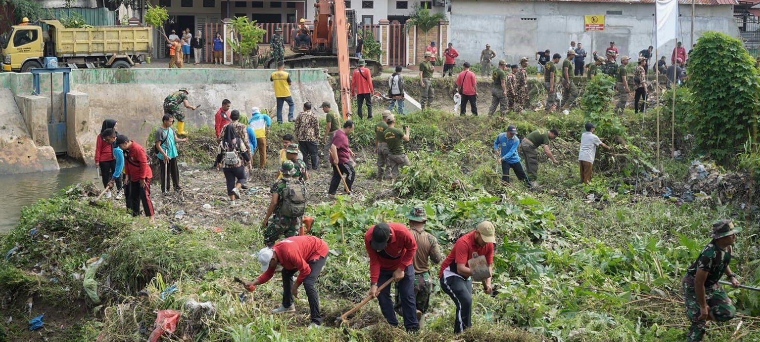 Wali Kota Medan Bobby Nasution memimpin gotong royong Aksi Skala Besar Pembersihan dan Penataan Sungai Sei Sikambing di Wilayah Kecamatan Medan Helvetia dan Barat.(Foto:www.informasiterpercaya.com)