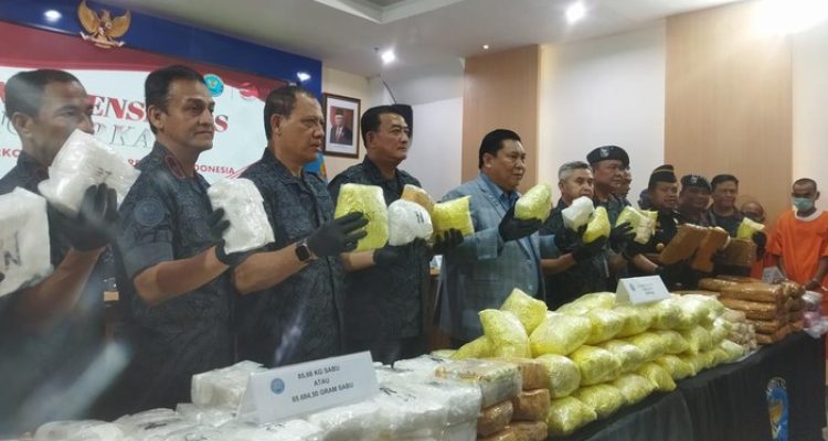 Kepala BNN Petrus Golose merilis pengungkapan 5 kasus dengan barang bukti 247 kg narkoba di Kantor BNN, Cawang, Jaktim, Jumat (18/8/2023).(Foto:www.informasiterpercaya.com)