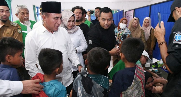 Gubsu Edy Rahmayadi bersama Wakil Bupati Mandailingnatal, Atika Azmi Nasution meninjau pelaksanaan Bus Bakti Kesehatan Bermartabat (BKB) di Unit Pelayanan Terpadu (UPT) Puskesmas Mompang, Desa Mompang Jae, Kecamata Penyabungan Utara, Kabupaten Mandailing Natal, Selasa (29/8/2023).(Foto:www.informasiterpercaya.com)