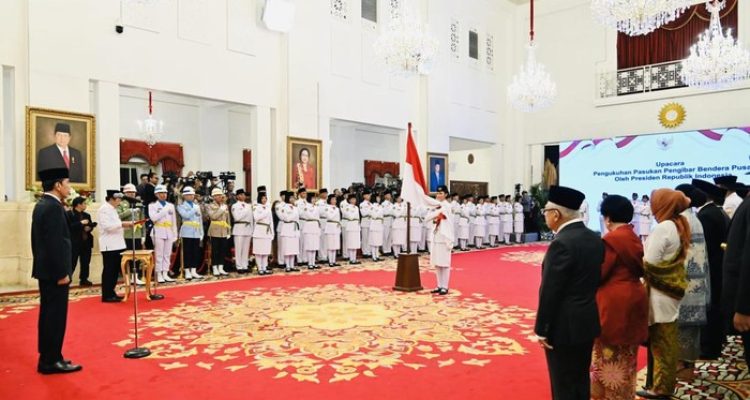 Presiden Joko Widodo (Jokowi) mengukuhkan 76 anggota Pasukan Pengibar Bendara Pusaka (Paskibraka) 2023.(Foto:www.informasiterpercaya.com)