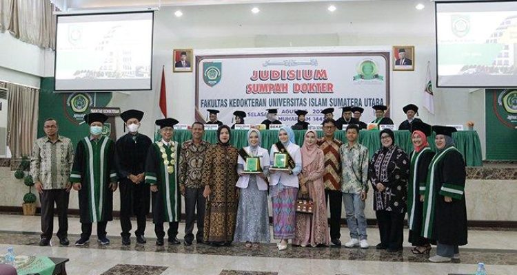 Rektor UISU Dr. Safrida, SE,. M.Si beserta Wakil-Wakil Rektor dan Pimpinan Fakultas Kedokteran foto bersama peserta yudisium terbaik usai pelaksanaan yudisium dan sumpah dokter di Aula Fakultas Kedokteran jalan STM Medan.(Foto:www.informasiterpercaya.com)