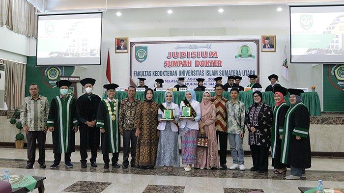 Rektor UISU Dr. Safrida, SE,. M.Si beserta Wakil-Wakil Rektor dan Pimpinan Fakultas Kedokteran foto bersama peserta yudisium terbaik usai pelaksanaan yudisium dan sumpah dokter di Aula Fakultas Kedokteran jalan STM Medan.(Foto:www.informasiterpercaya.com)