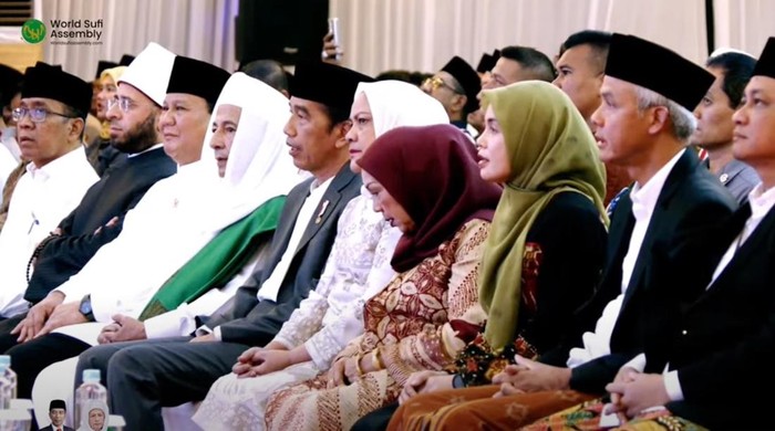 Presiden Joko Widodo (Jokowi) menghadiri acara pembukaan Muktamar Sufi Internasional 2023. Menteri Pertahanan Prabowo Subianto dan Gubernur Jawa Tengah (Jateng) Ganjar Pranowo turut memberikan sambutan dalam acara itu.(Foto:www.informasiterpercaya.com)