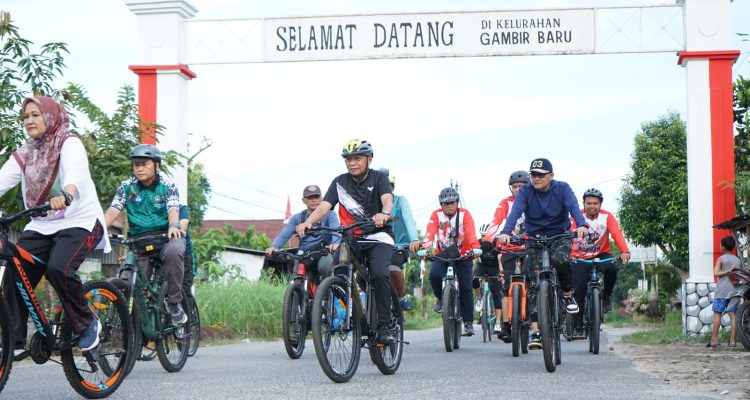 Dalam rangka memeriahkan HUT RI yang ke-78, Bupati Asahan H Surya dengan OPD , Ketua TP PKK Asahan beserta pengurus bersepeda bersama komunitas sepeda, di mulai dari depan rumah dinas Bupati Asahan dan finis di Kantor Camat Meranti Minggu (20/08/2023).(Foto:www.informasiterpercaya.com)