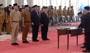 Gubsu Edy Rahmayadi melantik sejumlah Pejabat Administrator, Pengawas dan Kepala Sekolah (Kepsek) tingkat SMA/SMK di lingkungan Pemerintah Provinsi (Pemprov) Sumut di Aula Tengku Rizal Nurdin, Jalan Jenderal Sudirman Nomor 41 Medan, Jumat (4/8).(Foto:www.informasiterpercaya.com) Gubsu Edy Rahmayadi melantik sejumlah Pejabat Administrator, Pengawas dan Kepala Sekolah (Kepsek) tingkat SMA/SMK di lingkungan Pemerintah Provinsi (Pemprov) Sumut di Aula Tengku Rizal Nurdin, Jalan Jenderal Sudirman Nomor 41 Medan, Jumat (4/8).(Foto:www.informasiterpercaya.com)