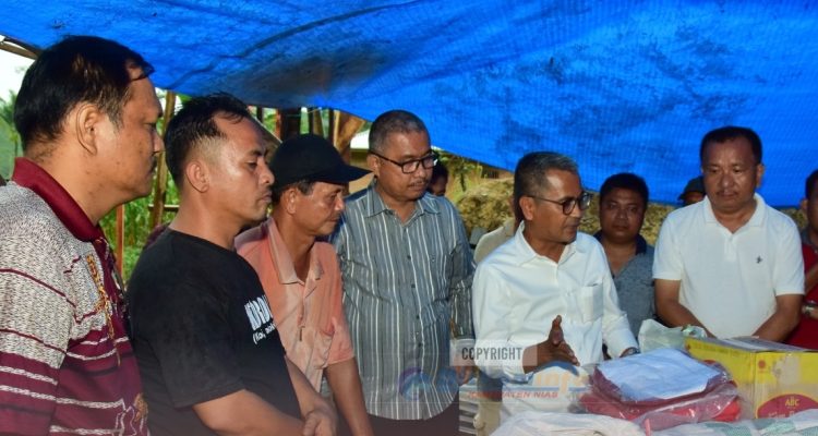 Bupati Nias Yaatulo Gulo SE SH MSi mengunjungi dan menyerahkan bantuan kepada Keluarga Korban Kebakaran Rumah di Dusun IV Desa Dahadano Botombawo Kecamatan Hiliserangkai Kabupaten Nias.(Foto:www.informasiterpercaya.com)