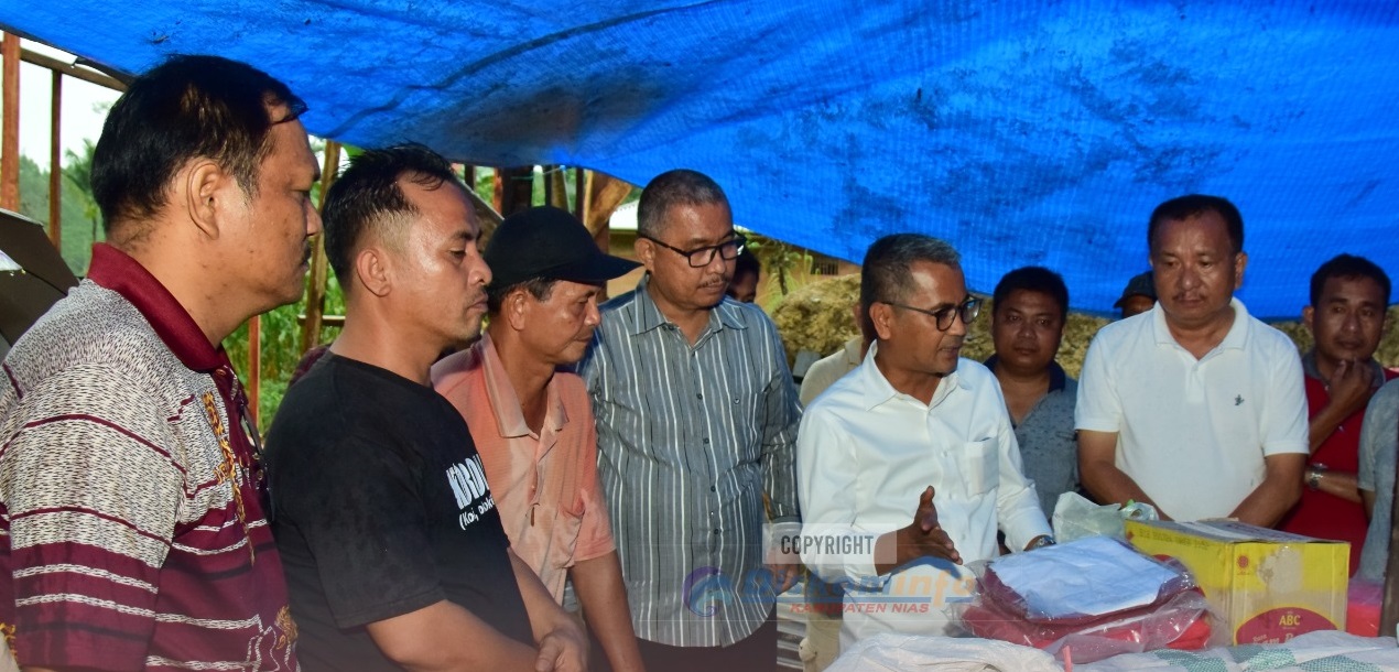 Bupati Nias Yaatulo Gulo SE SH MSi mengunjungi dan menyerahkan bantuan kepada Keluarga Korban Kebakaran Rumah di Dusun IV Desa Dahadano Botombawo Kecamatan Hiliserangkai Kabupaten Nias.(Foto:www.informasiterpercaya.com)