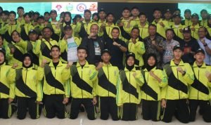 Kadispora Sumut Baharuddin Siagian mewakili Gubsu Edy Rahmayadi melepas keberangkatan Kontingen Sumut pada POPNAS XVI di Kota Palembang Sumsel di Aula Olahraga Kantor Dispora Sumut, Jalan Williem Iskandar Nomor 9 Medan, Jumat (25/8).(Foto:www.informasiterpercaya.com)