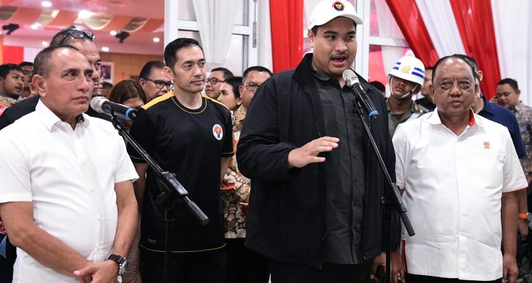 Menteri Pemuda dan Olahraga RI (Menpora) Ario Bimo Nandito Ariotedjo didampingi Gubsu Edy Rahmayadi bersama Ketua Komite Olahraga Nasional Indonesia (KONI) Pusat Marciano Norman memberikan keterangan pers usai melaksanakan rapat koordinasi lanjutan persiapan Pekan Olahraga Nasional XXI Aceh - Sumut Tahun 2024 di Aula Tengku Rizal Nurdin, Rumah Dinas Gubernur Sumut, Jalan Sudirman Medan.(Foto:www.informasiterpercaya.com)