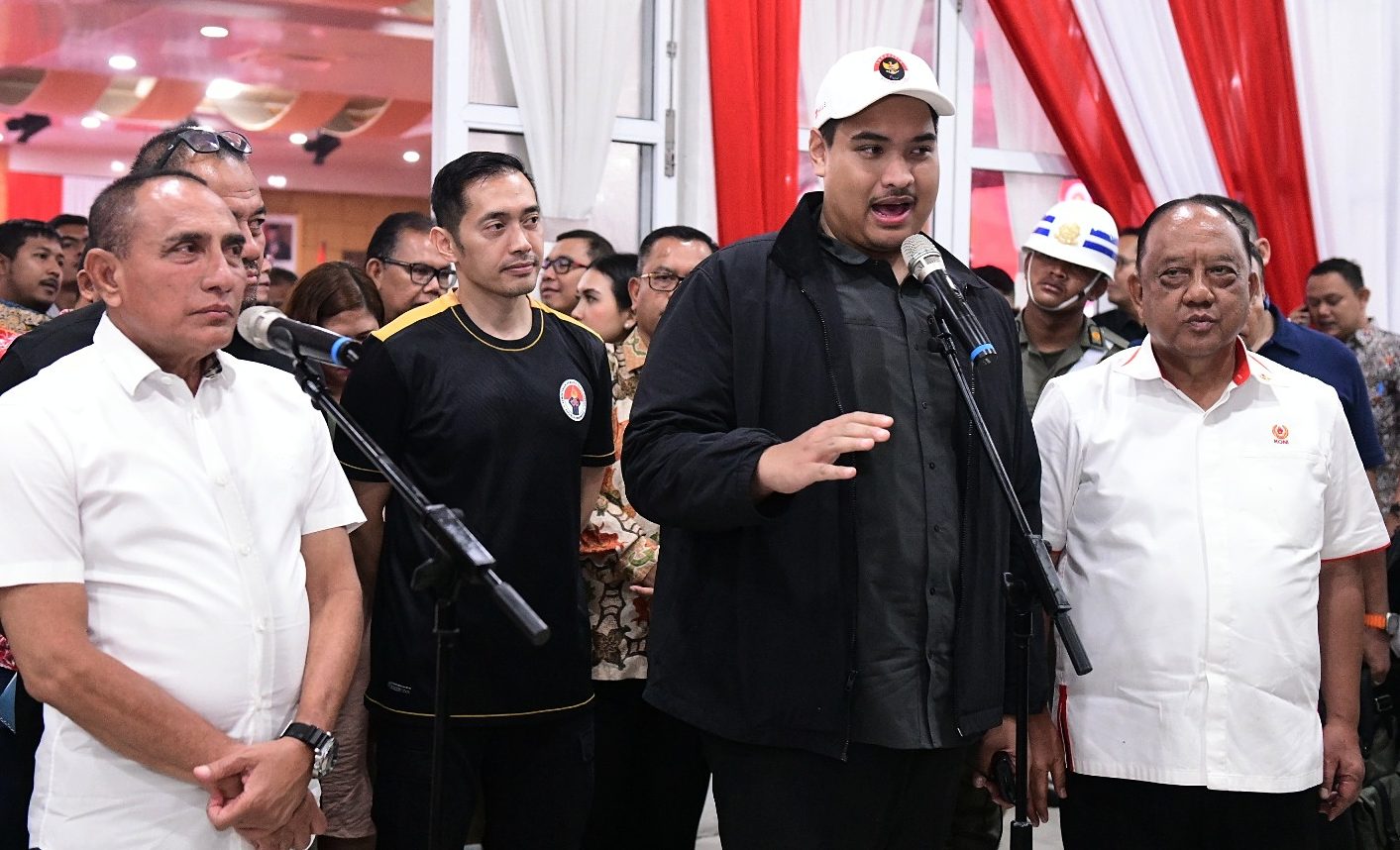 Menteri Pemuda dan Olahraga RI (Menpora) Ario Bimo Nandito Ariotedjo didampingi Gubsu Edy Rahmayadi bersama Ketua Komite Olahraga Nasional Indonesia (KONI) Pusat Marciano Norman memberikan keterangan pers usai melaksanakan rapat koordinasi lanjutan persiapan Pekan Olahraga Nasional XXI Aceh - Sumut Tahun 2024 di Aula Tengku Rizal Nurdin, Rumah Dinas Gubernur Sumut, Jalan Sudirman Medan.(Foto:www.informasiterpercaya.com)