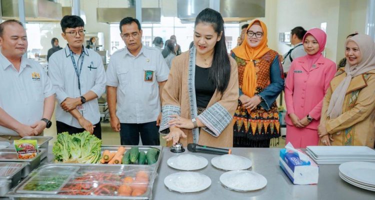 Sebanyak 370 lembaga Pendidikan Anak Usia Dini (PAUD) yang ada di Kota Medan menerima bantuan Pemberian Makanan Tambahan (PMT) dari Bunda PAUD Kota Medan Ny Kahiyang Ayu M Bobby Afif Nasution di Hotel Madani Jalan Sisingamangaraja Medan.(Foto:www.informasiterpercaya.com)