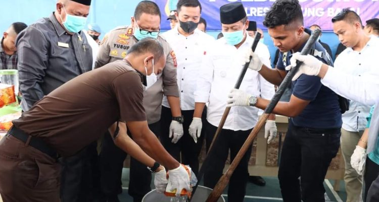 Wali Kota Tanjung Balai H Waris Tholib menghadiri pemusnahan barang bukti narkotika jenis sabu dan ekstasi di Gedung Serba Guna Wira Satya Polres Tanjung Balai.(Foto:www.informasiterpercaya.com)