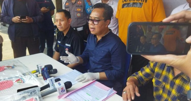 Polisi mengatakan mahasiswa Universitas Indonesia (UI), AAB (23), membunuh juniornya, MNZ (19), karena ingin mencuri barang usai terjerat utang pinjol.(Foto:www.informasiterpercaya.com)