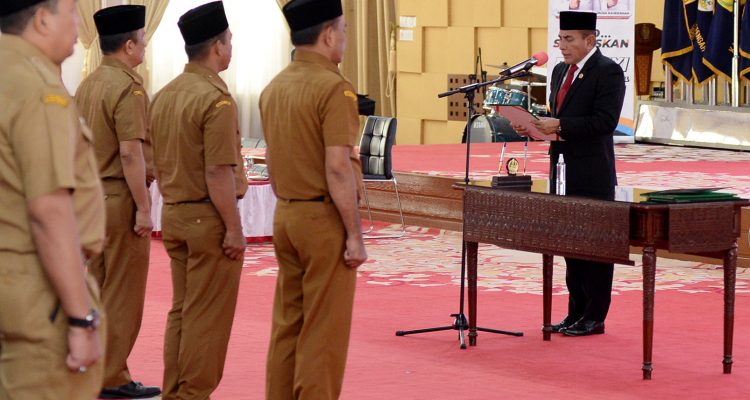 Gubsu Edy Rahmayadi melantik sejumlah Kepala Sekolah SMA dan SMK pada Lingkungan Pemerintah Provinsi Sumut di Aula Tengku Rizal Nurdin Jalan Jenderal Sudirman Nomor 41 Medan.(Foto:www.informasiterpercaya.com)