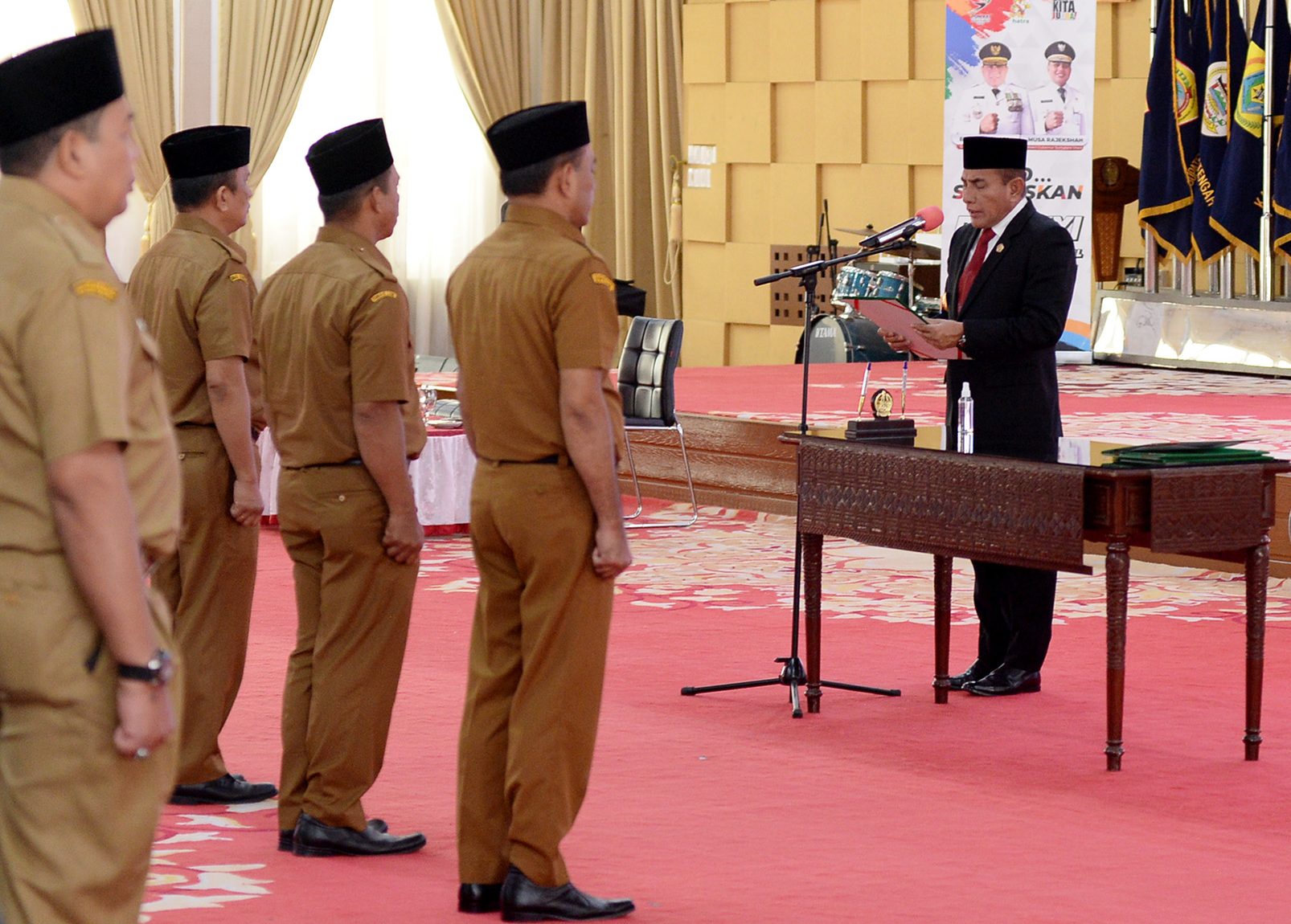 Gubsu Edy Rahmayadi melantik sejumlah Kepala Sekolah SMA dan SMK pada Lingkungan Pemerintah Provinsi Sumut di Aula Tengku Rizal Nurdin Jalan Jenderal Sudirman Nomor 41 Medan.(Foto:www.informasiterpercaya.com)