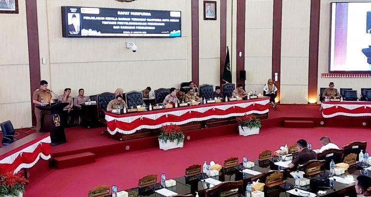 Wali Kota Medan Bobby Nasution, sampaikan penjelasan Perubahan Anggaran Pendapatan dan Belanja Daerah (P-APBD) Kota Medan Tahun Anggaran (TA) 2023 sebesar Rp7,294 triliun lebih atau bertambah 0,33% dalam sidang paripurna DPRD Kota Medan, Selasa (22/8/2023).(Foto:www.informasiterpercaya.com)