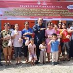 Wakil Bupati (Wabup) Nias, Arota Lase, A.Md memantau sekaligus serahkan secara langsung Bantuan Cadangan Pangan Pemerintah (CPP) tahap 2 dan tahap 3 kepada Keluarga Resiko Stunting (KRS) di beberapa Kecamatan di Kabupaten Nias.(Foto:www.informasiterpercaya.com)