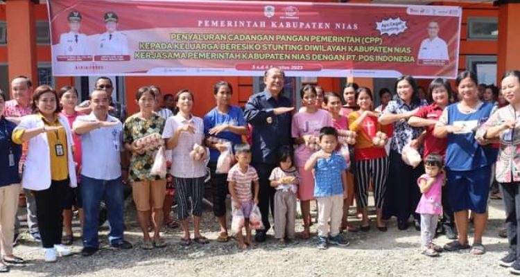 Wakil Bupati (Wabup) Nias, Arota Lase, A.Md memantau sekaligus serahkan secara langsung Bantuan Cadangan Pangan Pemerintah (CPP) tahap 2 dan tahap 3 kepada Keluarga Resiko Stunting (KRS) di beberapa Kecamatan di Kabupaten Nias.(Foto:www.informasiterpercaya.com)