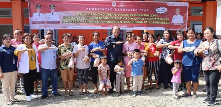 Wakil Bupati (Wabup) Nias, Arota Lase, A.Md memantau sekaligus serahkan secara langsung Bantuan Cadangan Pangan Pemerintah (CPP) tahap 2 dan tahap 3 kepada Keluarga Resiko Stunting (KRS) di beberapa Kecamatan di Kabupaten Nias.(Foto:www.informasiterpercaya.com)