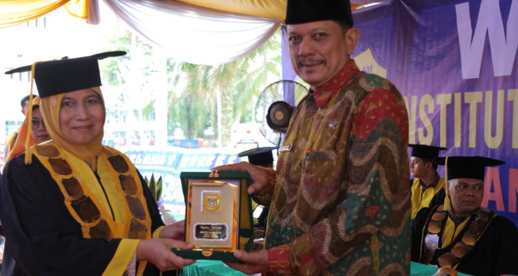 Sebanyak 250 orang di Wisuda Sarjana Institut Agama Islam Daar Al Ulum (IAIDU) yang di pusatkan di aula Institut Agama Islam DAAR Al Uluum (IAIDU) Asahan.(Foto:www.informasiterpercaya.com)