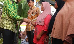 Wagubsu Musa Rajekshah saat memberikan sambutan pada acara penyerahan zakat berupa beras kepada masyarakat di Kantor Walikota Padangsidimpuan.(Foto:www.informasiterpercaya.com)