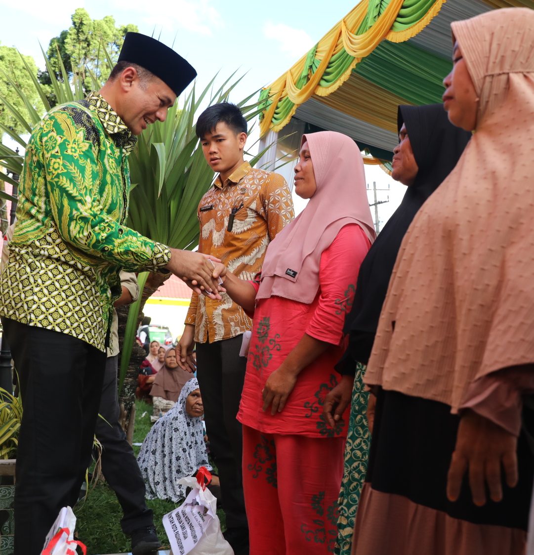 Wagubsu Musa Rajekshah saat memberikan sambutan pada acara penyerahan zakat berupa beras kepada masyarakat di Kantor Walikota Padangsidimpuan.(Foto:www.informasiterpercaya.com)