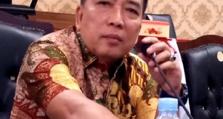 Anggota DPRD Medan Hendra DS mengaku geram dengan sikap pemilik perumahan Yuu Contempo, yang terkesan menantang Pemko Medan dengan melanggar aturan yang ada.(Foto:www.informasiterpercaya.com)