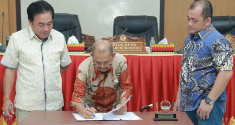 Wali Kota Gunungsitoli dan Pimpinan DPRD Kota Gunungsitoli tandatangani Nota Kesepakatan atas Ranperda tentang Pertanggungjawaban Pelaksanaan APBD Kota Gunungsitoli Tahun Anggaran 2022.(Foto:www.informasiterpercaya.com)