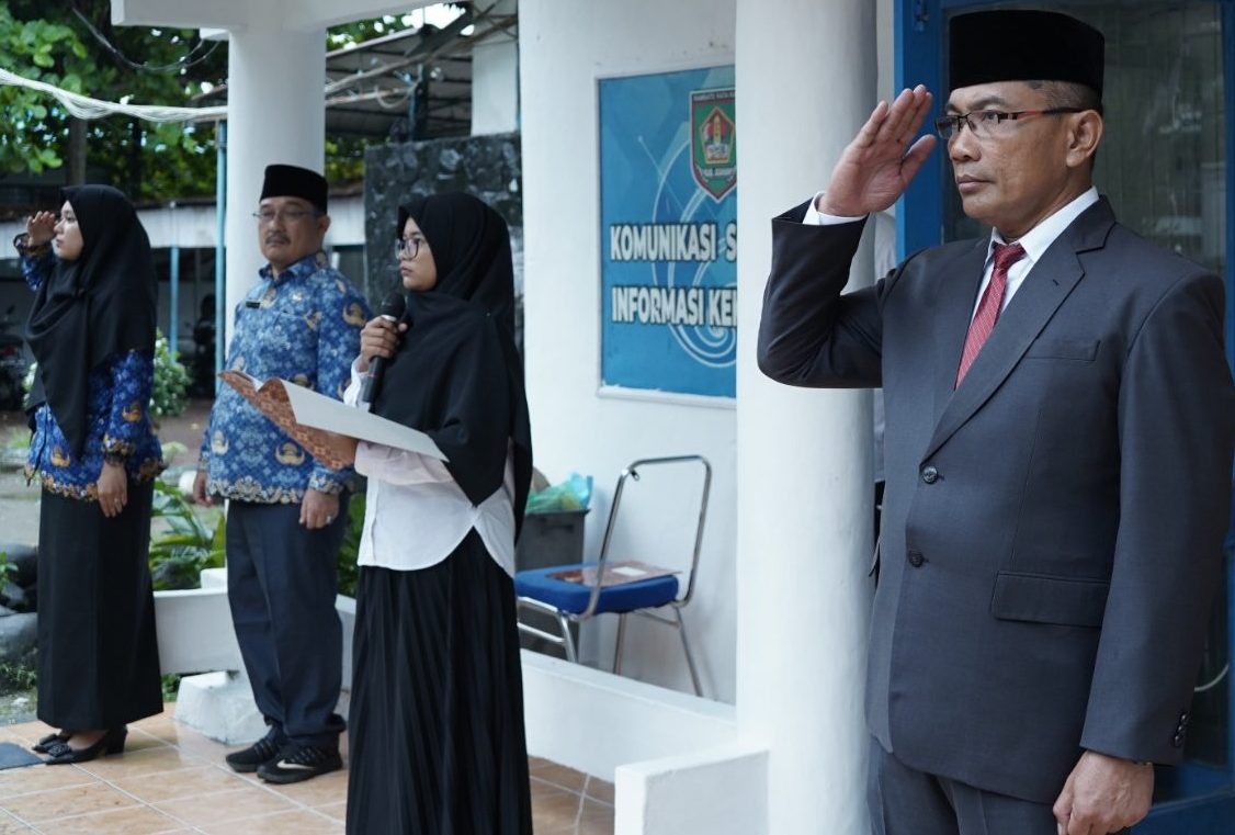 Kepala Dinas Kominfo Kabupaten Asahan Syamsuddin saat menjadi Inspektur Upacara Pengibaran Bendera Merah Putih.(Foto:www.informasiterpercaya.com)