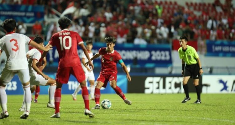 Wasit membuat keputusan yang merugikan Indonesia saat melawan Vietnam di laga final Piala AFF U-23 2023.(Foto:www.informasiterpercaya.com)