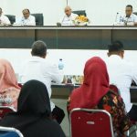 Asisten Perekonomian dan Pembangunan Ir. Oktoni Eryanto, MMA membuka sosialiasi sertifikasi produk halal, di Aula Melati Kantor Bupati Asahan, Rabu (06/09/2023).(Foto:www.informasiterpercaya.com)