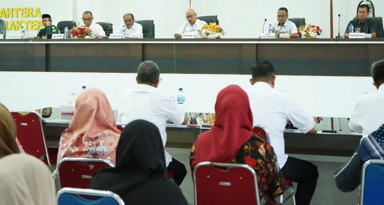 Asisten Perekonomian dan Pembangunan Ir. Oktoni Eryanto, MMA membuka sosialiasi sertifikasi produk halal, di Aula Melati Kantor Bupati Asahan, Rabu (06/09/2023).(Foto:www.informasiterpercaya.com)