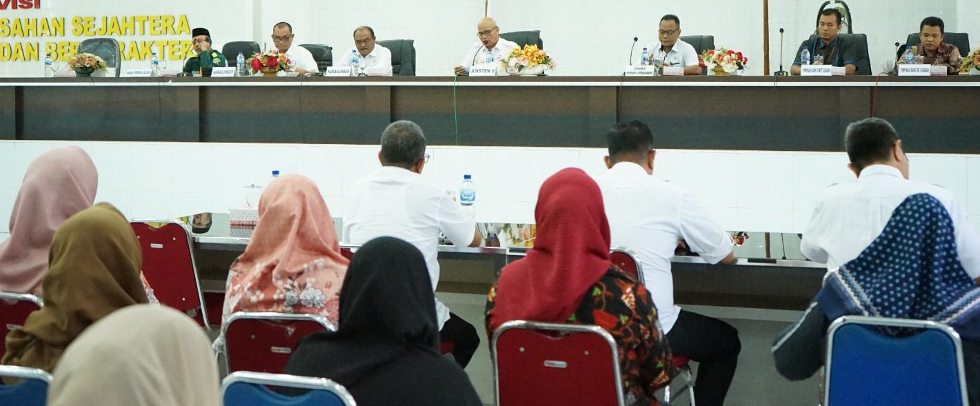 Asisten Perekonomian dan Pembangunan Ir. Oktoni Eryanto, MMA membuka sosialiasi sertifikasi produk halal, di Aula Melati Kantor Bupati Asahan, Rabu (06/09/2023).(Foto:www.informasiterpercaya.com)