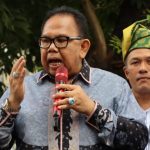 Ketua DPRD Sumut Baskami Ginting saat memberikan pengarahan di depan massa unjukrasa Rempang di depan Kantor DPRD Sumut, Medan, Jumat (22/09/2023). (dok)