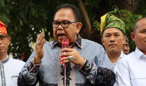 Ketua DPRD Sumut Baskami Ginting saat memberikan pengarahan di depan massa unjukrasa Rempang di depan Kantor DPRD Sumut, Medan, Jumat (22/09/2023). (dok)