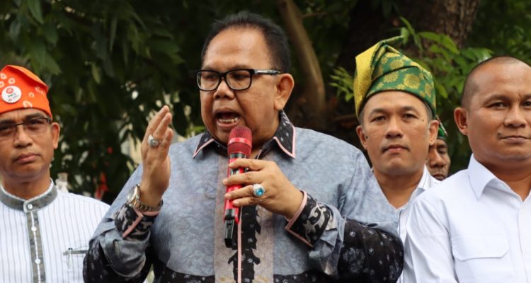 Ketua DPRD Sumut Baskami Ginting saat memberikan pengarahan di depan massa unjukrasa Rempang di depan Kantor DPRD Sumut, Medan, Jumat (22/09/2023). (dok)