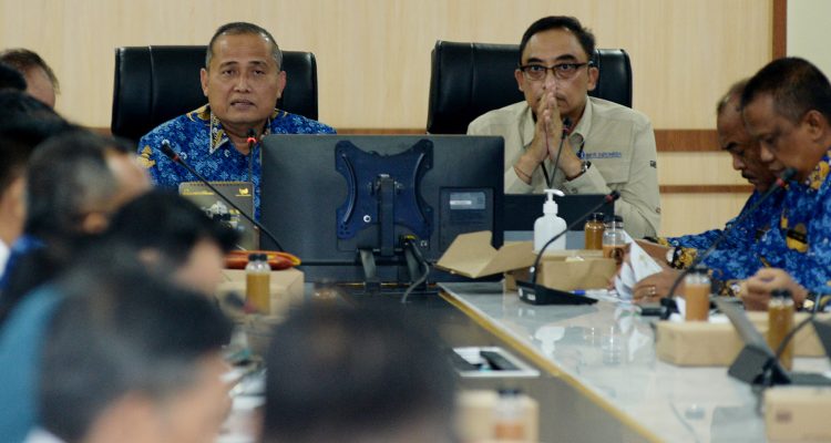 Asisten Perekonomian dan Pembangunan Provinsi Sumatera Utara (Sumut) Agus Tripriyono memimpin Rapat Koordinasi Pengendalian Inflasi Daerah untuk memastikan ketersediaan pasokan dan keterjangkauan harga beras di Ruang Rapat I Lantai 2 Kantor Gubernur Sumut Jalan Diponegoro Nomor 30 Medan, Senin (18/9).(Dok)