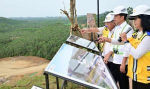 Presiden Joko Widodo (Jokowi) saat meninjau progres pembangunan Kantor Presiden, di Ibu Kota Nusantara (IKN), Kabupaten Penajam Paser Utara, Provinsi Kalimantan Timur. (Dok)