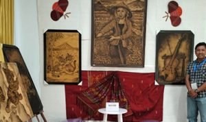 Kabupaten Serdang Bedagai memperkenalkan lukisan berbahan baku dari bubuk teh bekas dan sabut kelapa di Pekan Raya Sumatera Utara (PRSU) ke 49, banyak memukau pengunjung yang datang ke stand Serdang Bedagai (Sergai). (Dok) Kabupaten Serdang Bedagai memperkenalkan lukisan berbahan baku dari bubuk teh bekas dan sabut kelapa di Pekan Raya Sumatera Utara (PRSU) ke 49, banyak memukau pengunjung yang datang ke stand Serdang Bedagai (Sergai). (Dok)