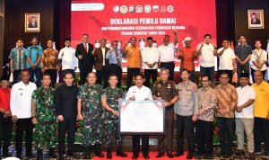 Pj Gubsu Hassanudin bersama Forkopimda Sumut, para Pimpinan Partai Politik se-Sumut, serta bakal calon anggota DPD RI asal Sumut, mendeklarasikan Pemilu Damai 2024 di Ballroom Hotel Grand Mercure Jalan Sutomo Kota Medan. (Dok)