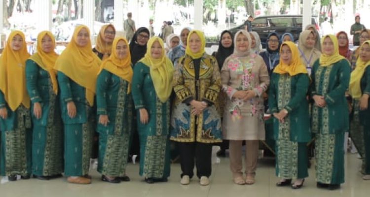 Ketua Dekranasda Sumatera Utara Ny Nawal Lubis Edi Rahmayadi bersama Ketua Dekranasda Asahan Ny H Titiek Sugiharti Surya membuka pelatihan pembuatan souvenir yang diikuti oleh 5 Kabupaten/Kota Pantai Timur II di Rumah Dinas Bupati Kabupaten Asahan, Rabu (30/08/2023).(Foto:www.informasiterpercaya.com)