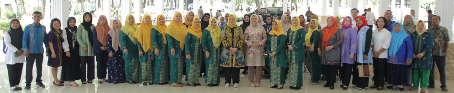 Ketua Dekranasda Sumatera Utara Ny Nawal Lubis Edi Rahmayadi bersama Ketua Dekranasda Asahan Ny H Titiek Sugiharti Surya membuka pelatihan pembuatan souvenir yang diikuti oleh 5 Kabupaten/Kota Pantai Timur II di Rumah Dinas Bupati Kabupaten Asahan, Rabu (30/08/2023).(Foto:www.informasiterpercaya.com)